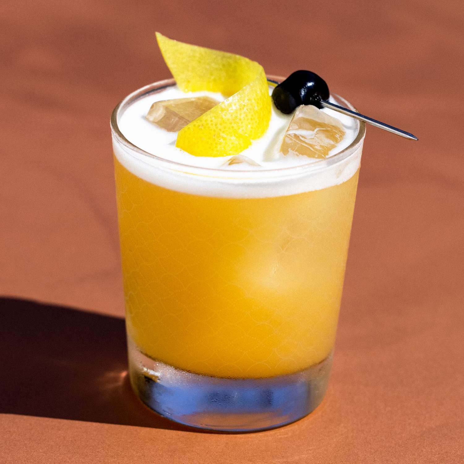 Illustration of an Amaretto Sour cocktail