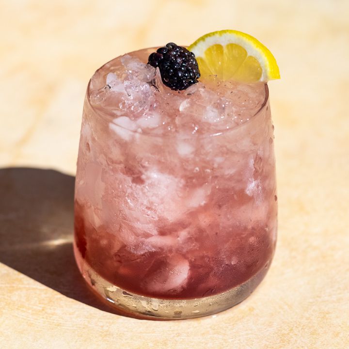 Illustration of a Bramble cocktail