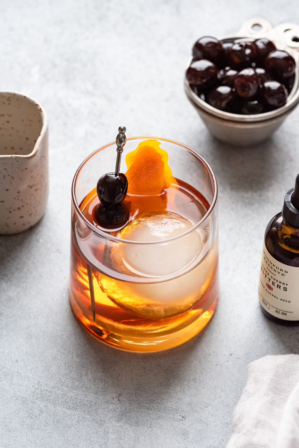Illustration of an Old Fashioned cocktail